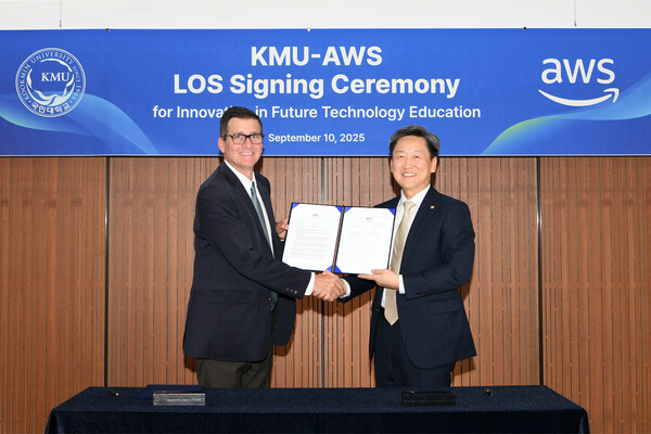 국민대-AWS 무료 슬롯 게임 관계 체결사진 (왼쪽 AWS 제프 크라츠(Jeff Kratz) 부사장, 오른쪽 국민대 정승렬 총장). 사진=국민대 제공