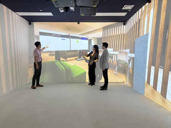 경희대 메타버스 융합대학원 XR스튜디오 실증 화면. (왼쪽부터) 전석희 교수, 이상민 교수, 방준성 ㈜와이매틱스 대표. 사진=경희대 제공