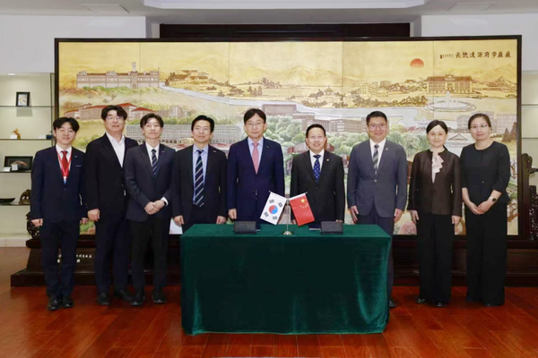 왼쪽부터) 중앙대 이정민 국제교류팀 차장, 신중범 대외협력팀장, 박진 비서팀장, 우수한 국제처장, 박상규 총장, 텐진무료 슬롯 차이리위엔 총장, 밍둥 부총장, 장링 국제처장, 웨이요우시앙 국제교류팀장. 사진=중앙대 제공