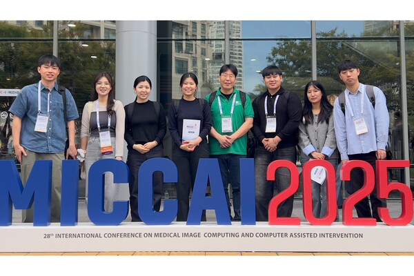 PRIME-MICCAI 2025에서 슬롯 사이트 성과를 발표한 한동대 학부생 슬롯 사이트팀. 사진=한동대 제공