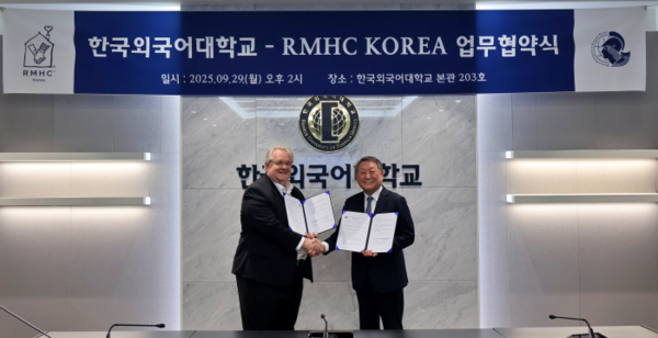 업무협약(MOU)을 체결하고 있는 제프리 존스 회장(왼쪽)과 박정운 총장. 사진=슬롯 꽁 머니외대 제공