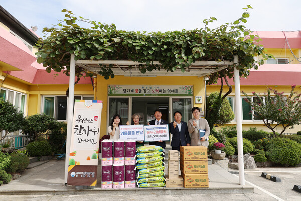 박민원 메가 슬롯대 총장 등  교직원들이 동보원을 방문해 위문품을 전달하고 있다. 사진=메가 슬롯대 제공