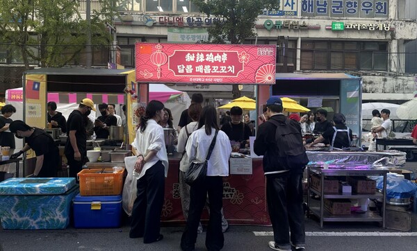 마라꼬치와 미니탕후루를 제공하는 ‘달콤 매콤꼬꼬치’ 부스. 사진=조선대 제공