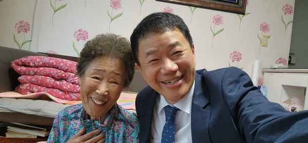 이임순 여사와 이금규 변호사. 사진=전남대 제공