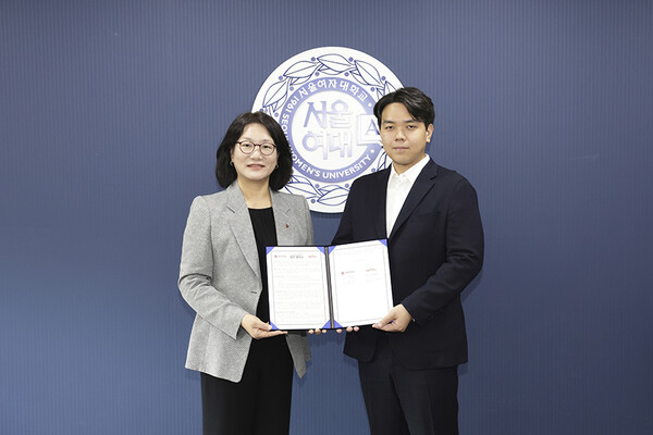 서울여대가 뤼튼테크놀로지스와 AI 기반 진로ᐧ취업 지원 협약을 체결했다. (왼쪽부터) 서울여대 이윤선 총장, 뤼튼테크놀로지스 이세영 대표. 사진=서울여대 제공