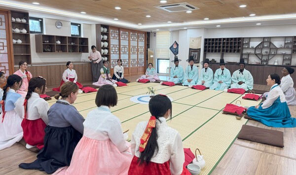 GKS 학위과정 신입생들이 지난 9월 대구 모명재에서 전통문화 체험을 하고 있는 모습. 사진=경북대 제공