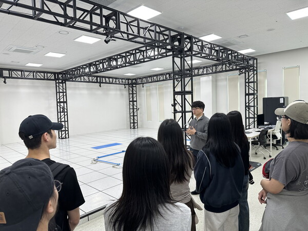 동작분석기 원리와 특성에 대한 설명을 듣고 있다. 사진=선문대 제공