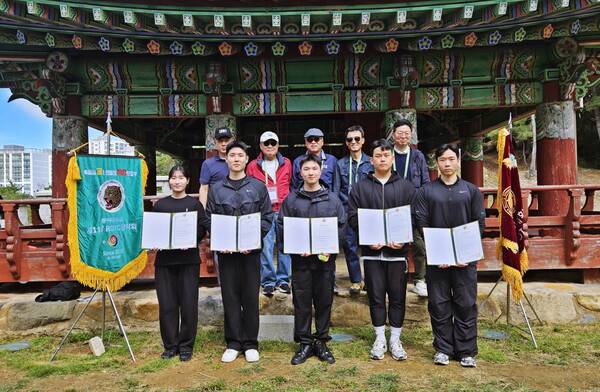 동아대 학군단 동문온라인 슬롯 사이트회, 2025년 하반기 온라인 슬롯 사이트금 수여식. 사진=동아대 제공