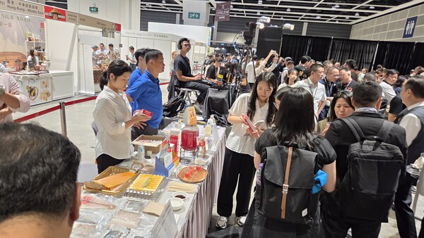 GTEP사업단 해외 무역 박람회 상담 모습. 사진=전북대 제공