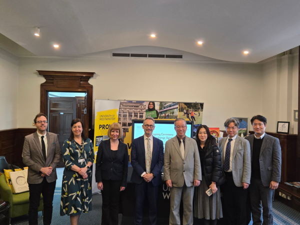 윤재웅 총장 등 동국대 방문단이 영국 웨스트민스터크레이지 슬롯과 업무협약을 체결하고 기념사진을 촬영하고 있다. 사진=동국대 제공