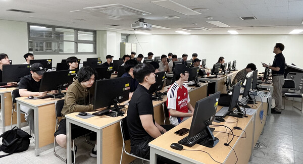 코딩 교육 현장. 사진=신라대 제공